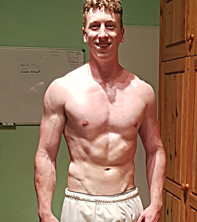 Christoph Schlüter heute: muskulöser Oberkörper, Trichterbrust durch Training deutlich verbessert