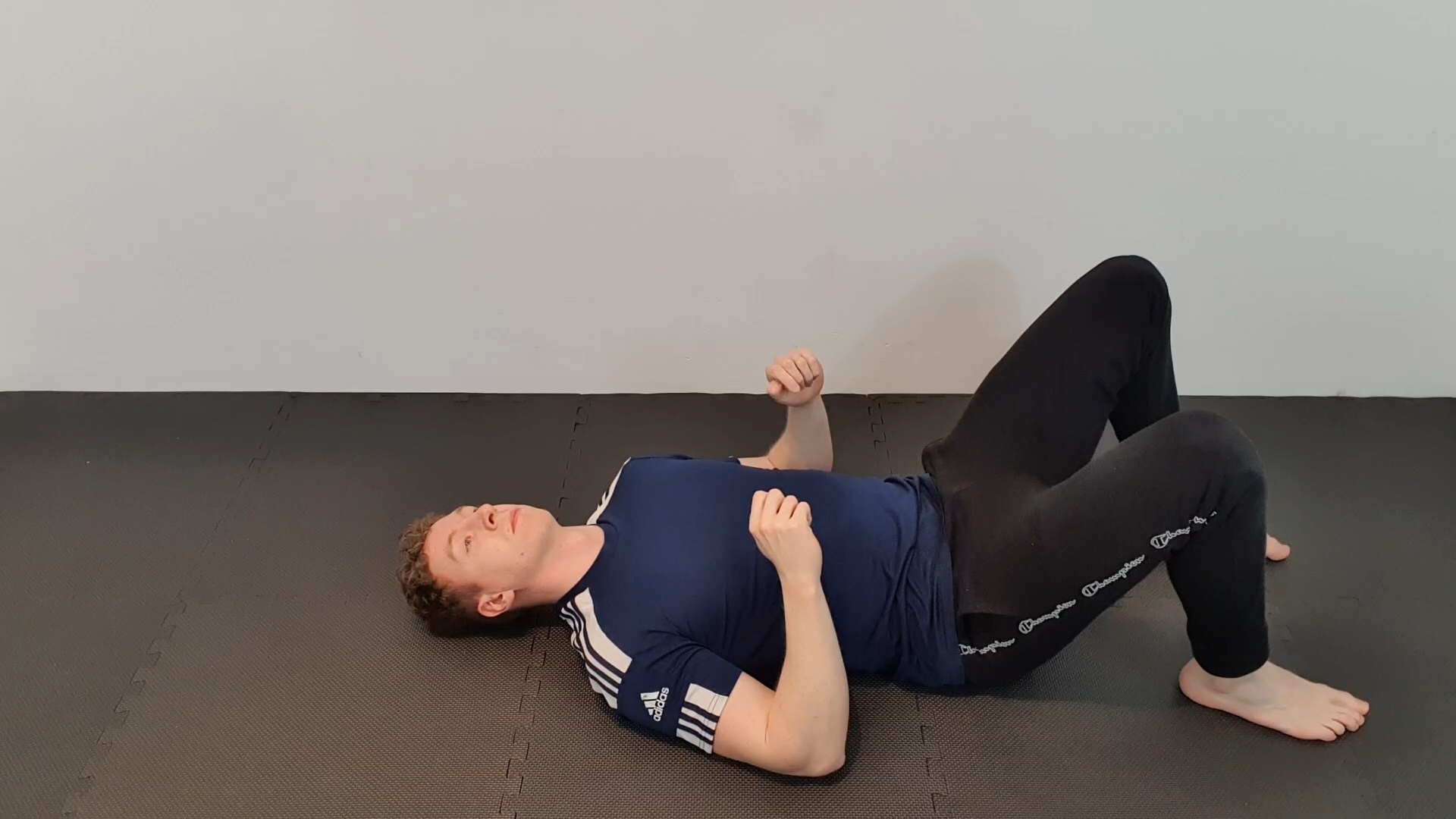 Beckenheben mit Oberkörper-Rotation — Bild 1