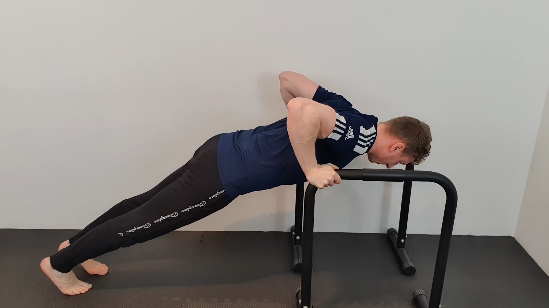 Full Range Push-Ups · erhöhte Griffe — Bild 2